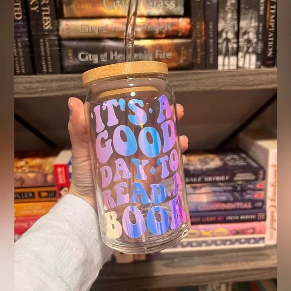 Holographic it’s a good day to read a book glass with bamboo lid and straw - Picture 4 of 4